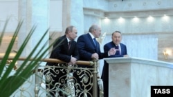 Բելառուս -- Վլադիմիր Պուտինը, Ալեքսանդր Լուկաշենկոն և Նուրսուլթան Նազարբաևը Մինսկի Անկախության պալատում, 24-ը հոկտեմբերի, 2013 