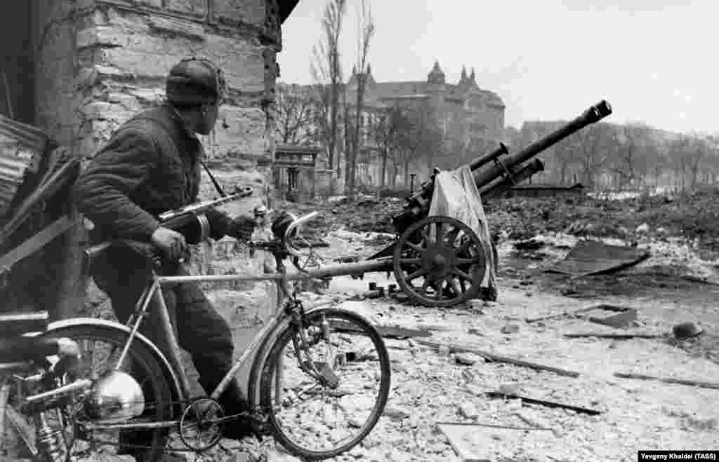 Soldat al Armatei Roșii la Budapesta în 1945. 