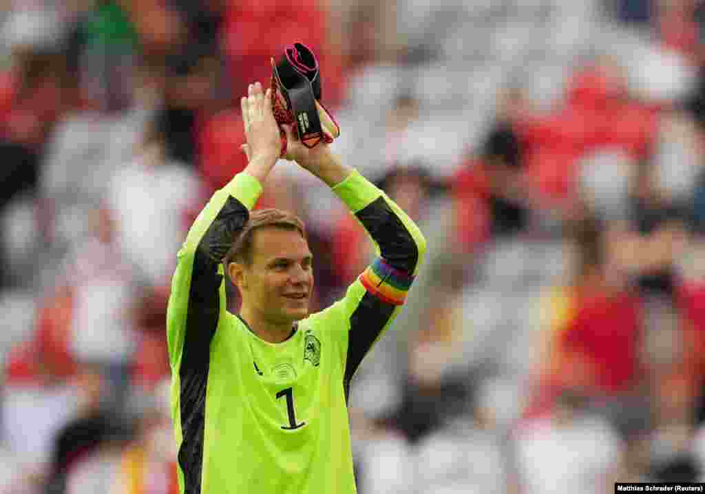 Az UEFA úgy döntött, nem bünteti meg Manuel Neuert, a német válogatott kapusát, amiért szivárványszínű karszalagot viselt a szombati, Portugália elleni mérkőzésen. A szövetség azzal indokolta döntését, hogy a szalag „a sokszínűséget, így jó ügyet képvisel”, és nem politikai szimbólum, amelynek viselését az UEFA tiltja.