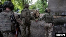 Сарбозони украинӣ дар Бахмут