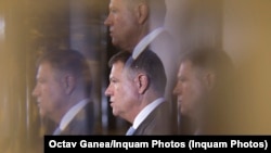 Fotografie realizată la conferința de presă de Octav Ganea, înfățisându-l pe șeful statului fără cască, la polul opus față ce imaginile false distribuite de lideri PSD pe rețelele sociale