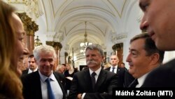 Hergár Eszter, az MNB igazgatója, Polt Péter legfőbb ügyész, Kövér László, az Országgyűlés elnöke, Mészáros Lőrinc, az MKB Bank résztulajdonosa és Balog Ádám, az MKB Bank elnök-vezérigazgatója beszélget az MKB-ösztöndíjak átadóünnepségén az MKB székházában 2019. október 31-én