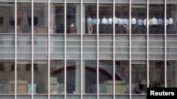 Lehman Brothers банкы банкрот болор алдында банкирлердин Лондондогу кеңседе өткөн жыйыны. 11-сентябрь, 2008-жыл. 