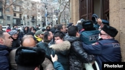 Протестиращи се опитват да влязат в една от сградите на правителството на 1 март в Ереван