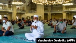 Имам Сарахси атындагы Бишкек шаарындагы борбордук мечит. 12-июнь, 2020-жыл. 