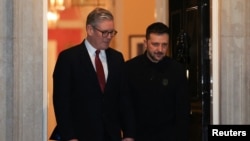 Մեծ Բրիտանիայի վարչապետ Քիր Սթարմերը ողջունում է Ուկրաինայի նախագահ Վլադիմիր Զելենսկիին Լոնդոնում, Մեծ Բրիտանիա, 1-ը մարտի, 2025թ.