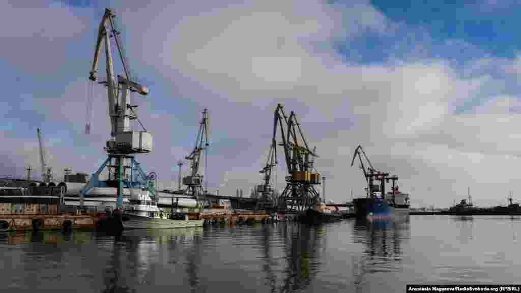 Морський порт у Бердянську має величезне значення не тільки для економіки регіону, а й для місцевих мешканців, адже забезпечує їх робочими місцями. Через морську блокаду державне підприємство вже зазнало збитків на 4 мільйони доларів, а фінансовий план було виконано тільки на 50%. «Бердянський порт зараз біля крайньої межі», – констатував його директор