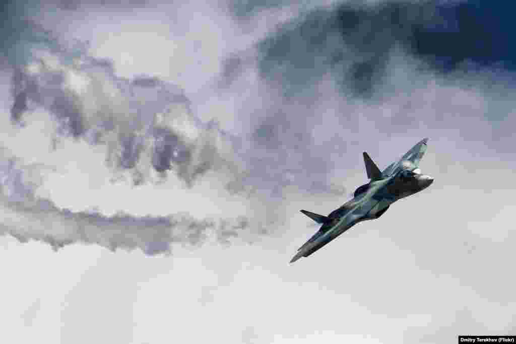 Российский Су-57 на авиасалоне. Самолет рекламировали как российское пятое поколение истребителей – и по технологии «невидимок», и по электронике, и по способности выполнять различные задачи на поле боя. 