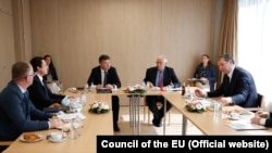 Pamje nga takimi i kryeministrit të Kosovës Albin Kurti (majtas) me presidentin serb Aleksandar Vuçiq (djathtas) në kuadër të dialogut, Bruksel, 15 qershor 2021.