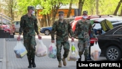 Militari ajutând populația în timpul primului val de coronavirus, Chișinău, 18 aprilie 2020.