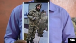 На цій фотографії зображено роздруківку зображення громадянина Індії Мохаммеда Асфана, одягненого в російську військову форму, який востаннє дзвонив родині з південного російського міста Ростов-на-Дону