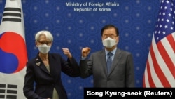 Secretarul adjunct de stat al SUA, Wendy Sherman și ministrul sud-coreean de externe, Chung Eui-yong, în cadrul unei întâlniri la ministerul de externe din Seul, unde Sherman a reiterat poziția SUA privind programul nuclear al Coreei de Nord. 