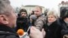 Яўген Меркіс (зь мікрафонам) падчас акцыі 11 сакавіка ў Пінску