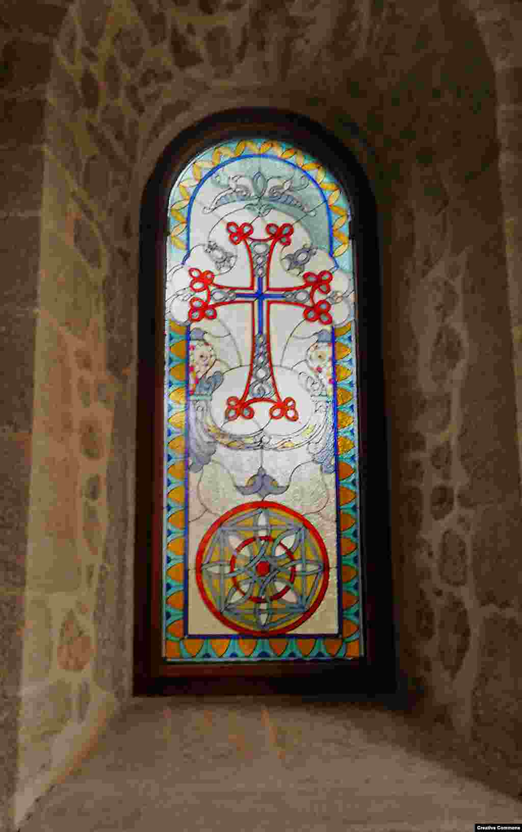 Lumina se răsfrânge printr-un vitraliu în Kanach Zham. Biserica a fost construită în 1818. 