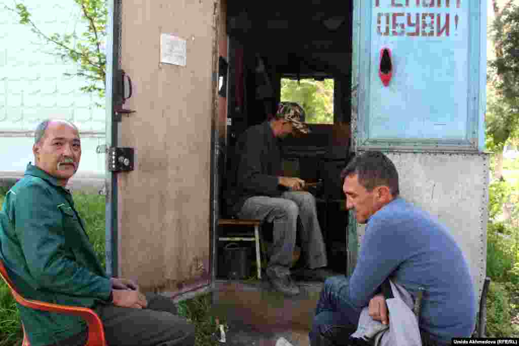 Спутник напоминает провинциальный городок внутри города. Местный житель, который представился Рафиком, говорит: "Мы все здесь дети одного народа".