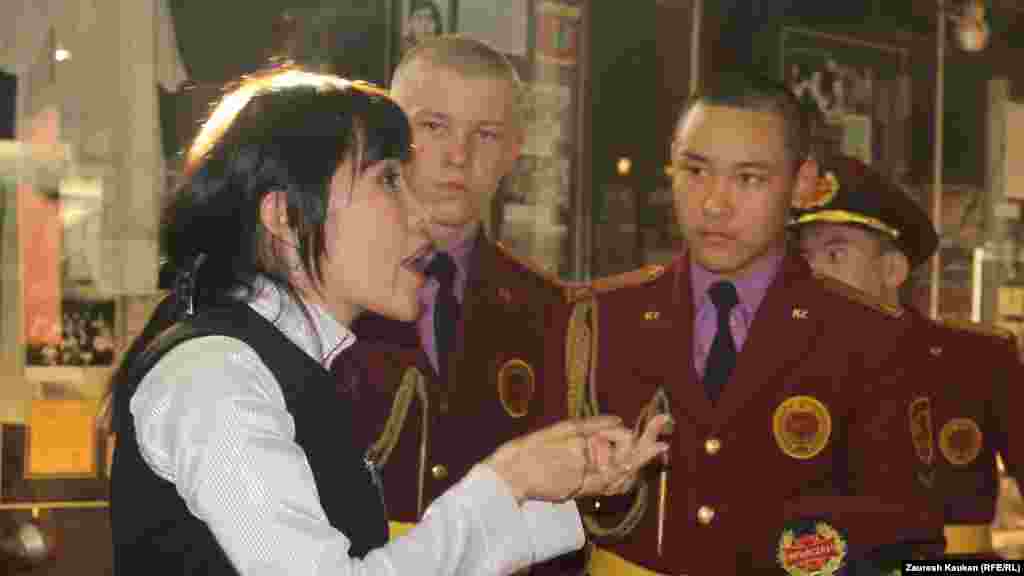 "Жас ұлан" ұйымының мүшелері музей гидін тыңдап тұр.