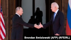 Претседателот на САД, Џо Бајден и неговиот рускиот колега Владимир Путин