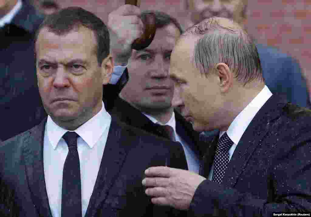 Президент Росії Володимир Путін (праворуч) і прем’єр-міністр Росії Дмитро Медведєв під час церемонії покладання вінка до річниці початку нацистського вторгнення у 1941 році. Москва, 22 червня 2017 року. БІЛЬШЕ ПРО ЦЕ 