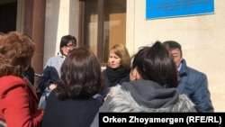 Журналист Светлана Глушкова (ортада). Нұр-Сұлтан. 1 сәуір, 2019 жыл