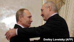 Рускиот претседател Владимир Путин со неговиот белоруски колега Александар Лукашенко.
