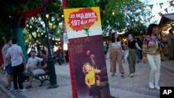 Un afiș consacrat aniversării Revoluției Garoafelor într-un parc din Lisabona, la 22 aprilie 2024.