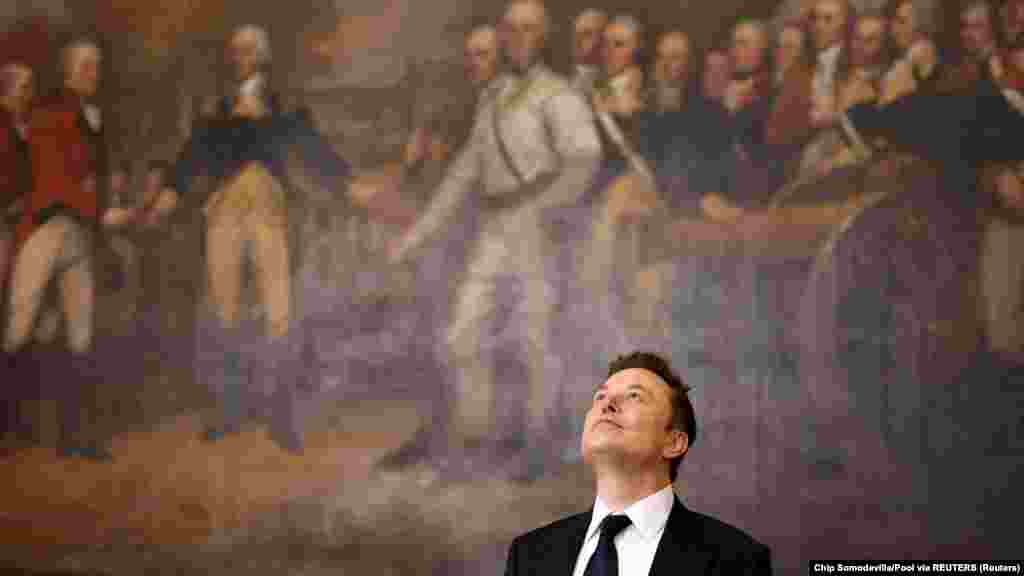 Elon Musk, a Tesla és a SpaceX vezérigazgatója Donald Trump elnöki beiktatásán, 2025. január 20-án Washingtonban. Musk mögött John Trumbull a demokrácia előmozdításának egyik jelképes mozzanatát megörökítő, George Washington lemondása a hadsereg főparancsnoki tisztségéről című festménye látható