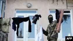 Боец украинского батальона на базе в Мариуполе