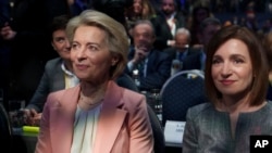 Maia Sandu (jobbra) Ursula von der Leyen, az Európai Bizottság elnöke társaságában az EPP kongresszusán Bukarestben 2024. március 6-án