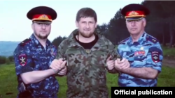 Нохчийчуьрчу чоьхьарчу гIуллакхийн министран гIовс Алаудинов Апти а, мехкан куьйгалхо Кадыров Рамзан а, чоьхьарчу гIуллакхийн министр Алханов Руслан а

