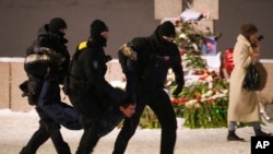بازداشت یکی از شرکت کنندگان در مراسم یادبود الکسی ناوالنی در سن پترزبورک