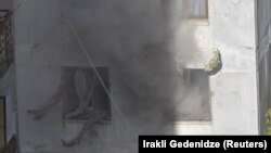 Дим з вікна квартири, звідки підозрювані вели вогонь по спецпризначенцях, Тбілісі, Грузія, 22 листопада 2017 року