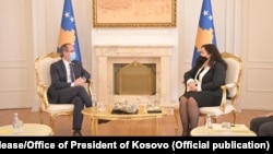 Vjosa Osmani na sastanku sa premijerom Avdulahom Hotijem, 22. decembra u Prištini