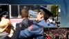 Сотрудники полиции задержавают демонстрантов на площади Франции в Ереване, 18 апреля 2018 г.