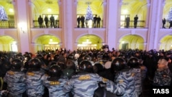 Полиция пресекает акцию протеста в Петербурге 