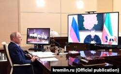 Vlagyimir Putyin csecsen szövetségesével, Ramzan Kadirovval tárgyal online. Az orosz elnök dezinformációs buborékban él