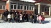 Родители и ученици од селото Горно Строгомиште во Општина Зајас пред неизграденото училиште.
