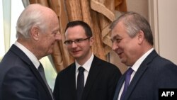 Представитель ООН Стаффан де Мистура и представитель России Александр Лаврентьев (Астана, 3 мая 2017 г.)