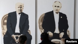A festményen Donald Trump amerikai és Vlagyimir Putyin orosz elnök az Ukrajnától elcsatolt Krím félszigeten, Jaltában