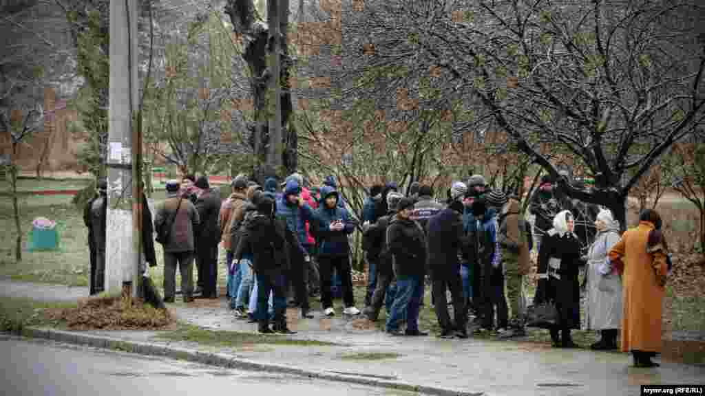 Kreml nezareti altındaki Aqmescit Kiyev rayonı mahkemesi yanında advokatqa destek köstermek içün insanlar toplandı &nbsp;