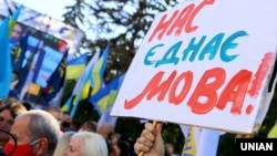 «Я не дуже згоден з тим, що там прямо відкривається простір для русифікацій, але я вважаю, що дійсно цей закон створює такий ризик», каже Микита Потураєв