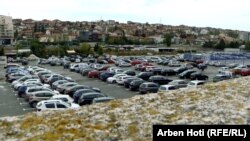 Parkingu prapa Pallatit të Rinisë në Prishtinë pretendohet se është pronë e hebrenjve.