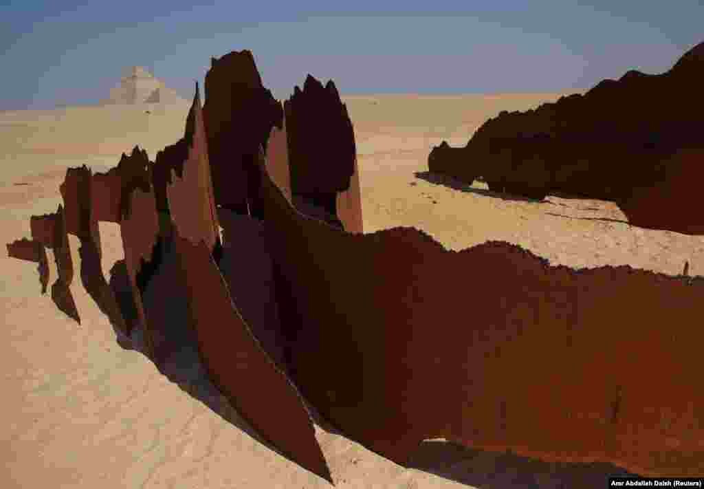 Një pamje nga afër e instalacionit "Desert Waves" nga artisti Jean Boghossian.