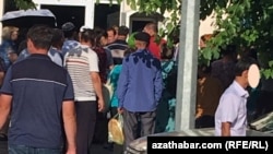 Очередь в продуктовом магазине, Ашхабад, июнь, 2019