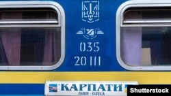 З 3 серпня «Укрзалізниця» скасувала зупинку низки поїздів далекого сполучення в Луцьку та Тернополі, оскільки ці міста потрапили до «червоної зони» через загрозу COVID-19