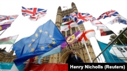 Sunt trei ani de când britanicii au votat în favoarea părăsirii UE.