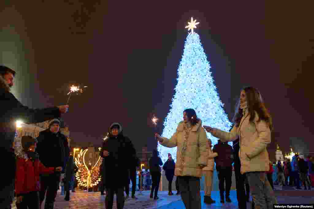 Во время празднования Нового года в Киеве, Украина.