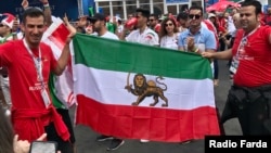 هواداران تیم ملی ایران با پرچم شیر و خورشید در سطح شهر سنپترزبورگ