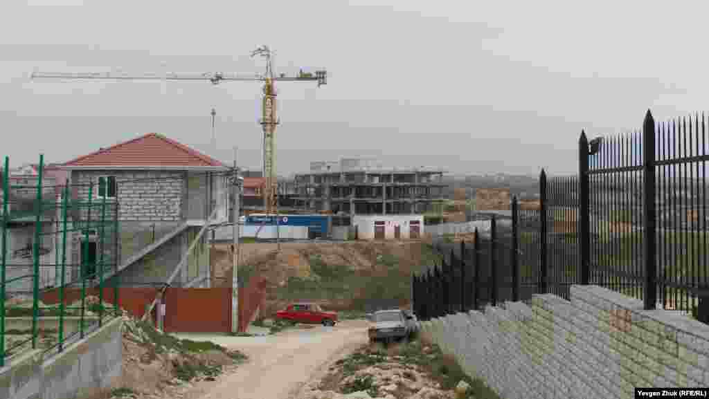 Зведення будинків у районі садового товариства «Сатурн»