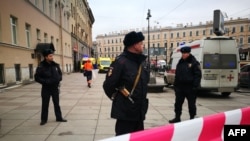 Поліція біля входу на станцію метро «Технологічний інститут» у Санкт-Петербурзі, 3 квітня 2017 року