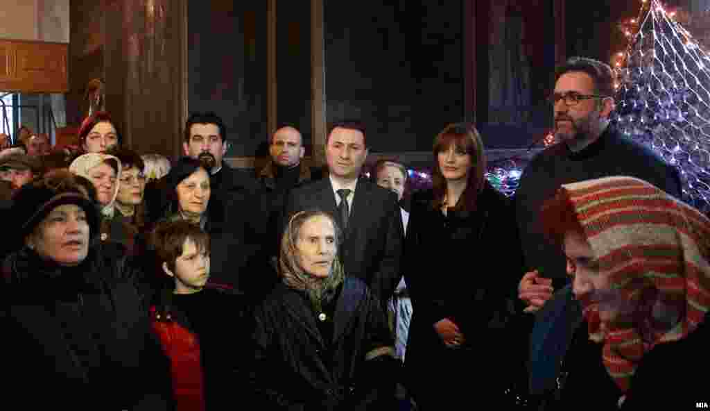 Премиерот Никола Груевски со сопругата Боркица присуствуваше на свечена божиќна литургија во црквата „Св. Петка“ во Скопје.